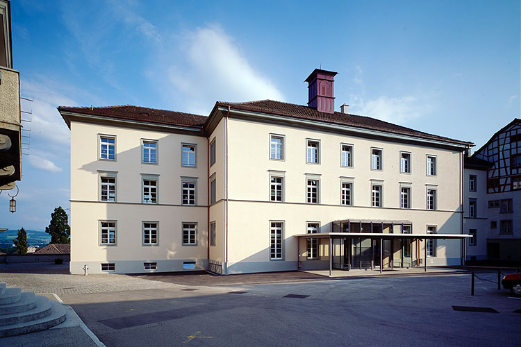 fuer-Web-Kirchplatz-Schulhaus-1.jpg